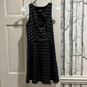 MATERIAL GIRL SILVER AND BLACK PRINT KEYHOLE DRESS-SIZE SMALL